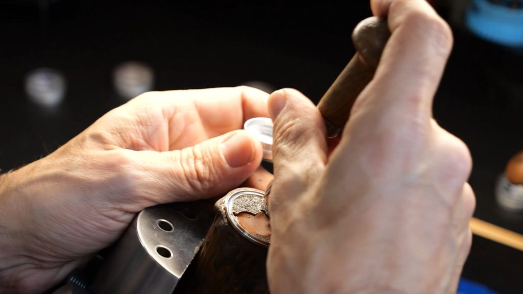 Niru Swiss SA étape de sertissage