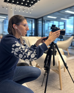 Aline Mettan, chargée de communication de platinn, en tournage vidéo dans l'entreprise Niru Swiss SA